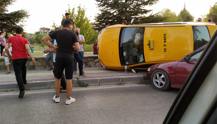 Bursa’da trafik kazası: Ticari taksi devrildi…