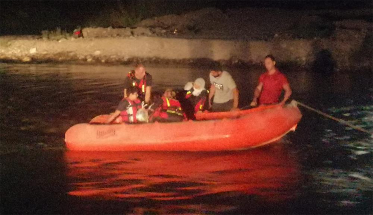 Dicle Nehri kenarında mahsur kalan 9 vatandaş botlarla kurtardı
