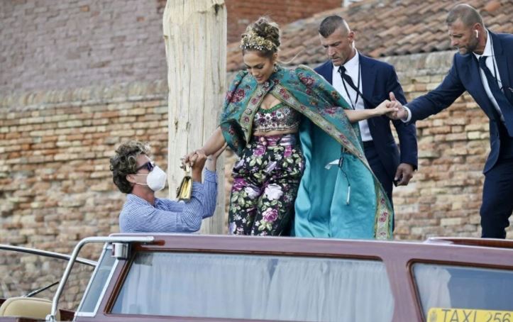 Jennifer Lopez kıyafetinden fiyat etiketini çıkarmayı unuttu