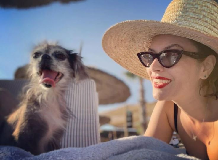 Ezgi Mola’dan köpeği Suşi’ye veda