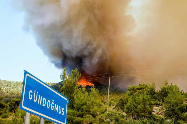 Antalya’da alevlerin yaklaştığı Gündoğmuş tahliye ediliyor