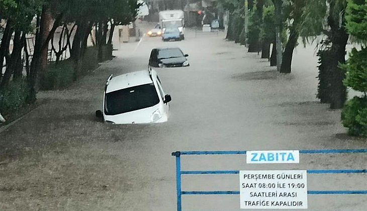 Kastamonu’da sağanak yağış caddeleri göle çevirdi