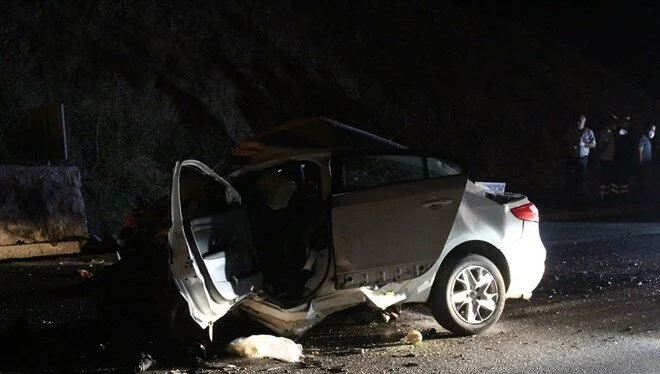 Korkunç kaza! Otomobil istinat duvarına çarptı: 3 ölü