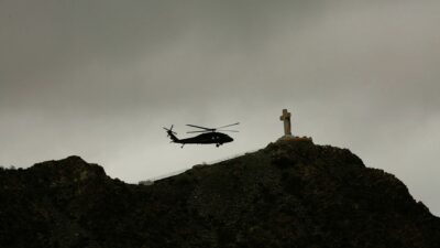 Meksika Donanmasına ait helikopter iniş yaptığı sırada düştü