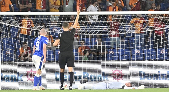 Galatasaray’a UEFA maçında şok! Muslera oyundan atıldı