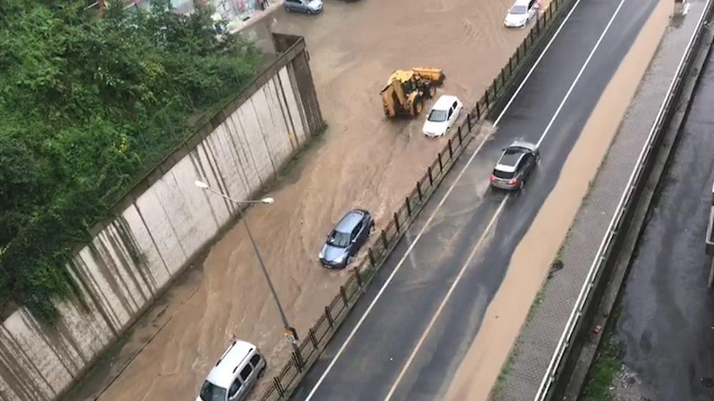 Rize’de sağanak yağış: Karayolu trafiğe kapandı