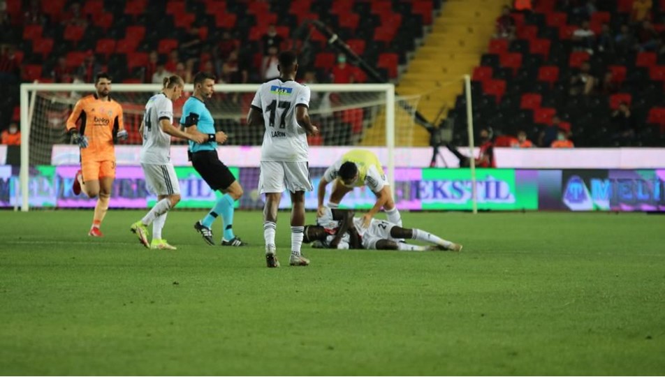 Beşiktaş’ta N’Sakala fenalaşarak yere yığıldı