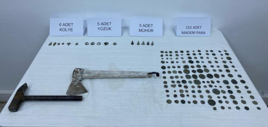 Otomobilde ‘tarihi’ operasyon! Çok sayıda eser ele geçirildi Otomobilde ‘tarihi’ operasyon! Çok sayıda eser ele geçirildi