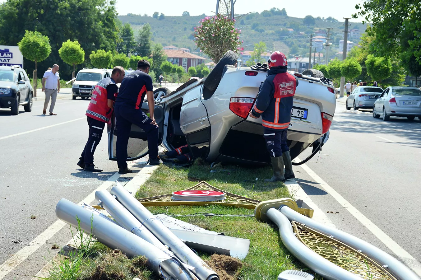 Takla atan aracın şoförünü yoldan geçen ambulans hastaneye yetiştirdi