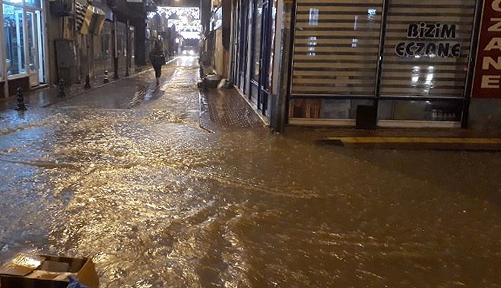 Kastamonu’da sağanak: Cami ve iş yerlerini su bastı