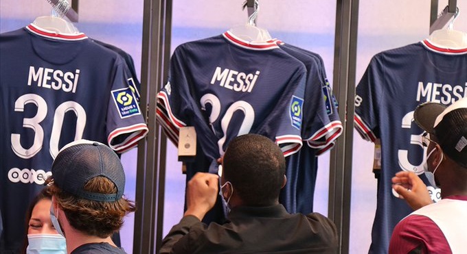 Messi, Ronaldo’ya ait forma satış rekorunu kırdı