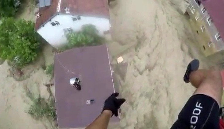 Selde mahsur kalanlar helikopterlerle kurtarıldı