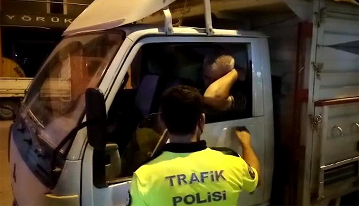 Bursa’da direksiyon başında sızan sürücüyü polis uyandırdı