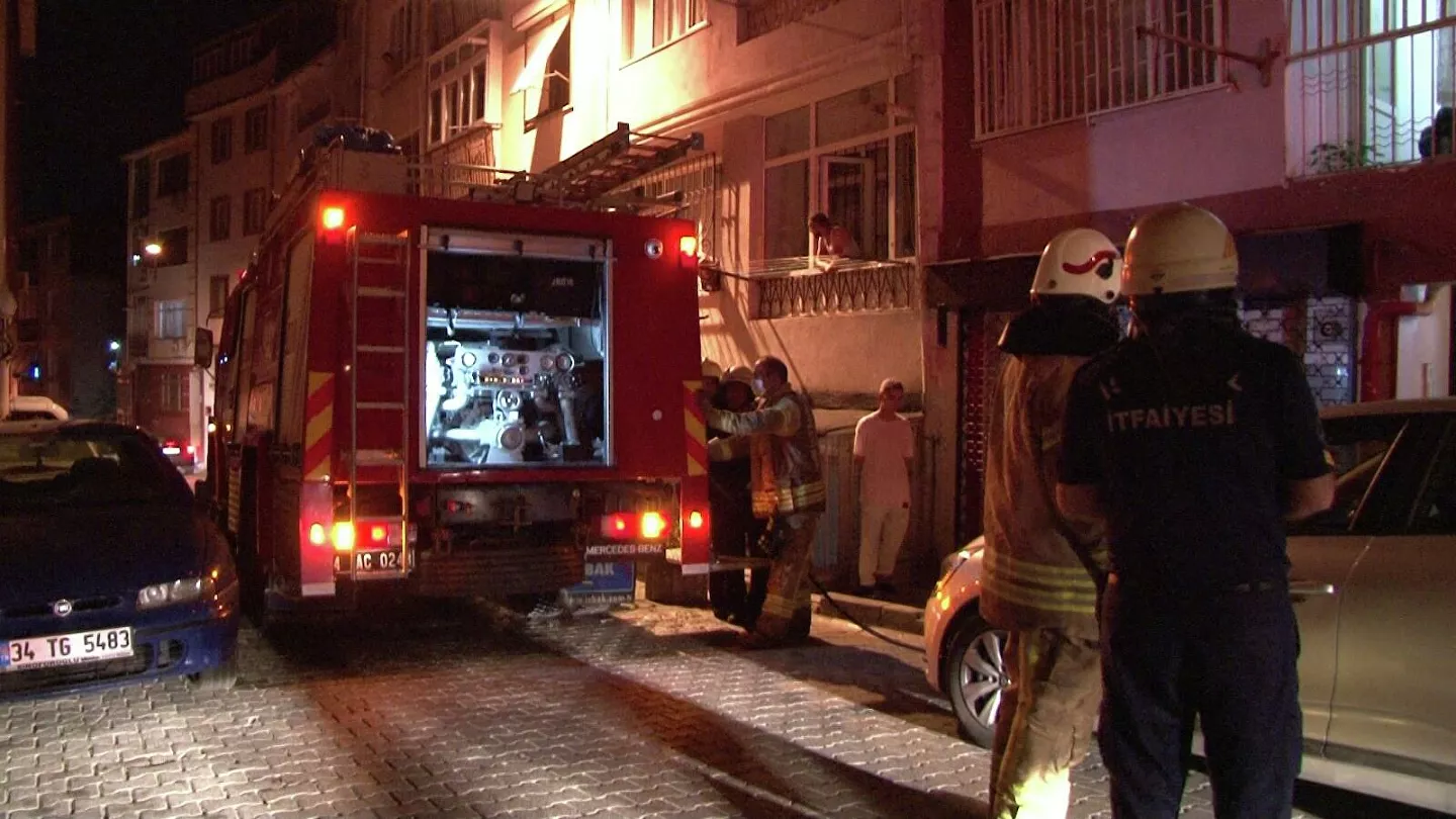 İstanbul’da yangın çıkan evde mahsur kalan anne ve kızı kurtarıldı