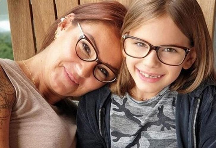 Pınar Altuğ kızı Su Atacan ile deniz paraşütü yaptı