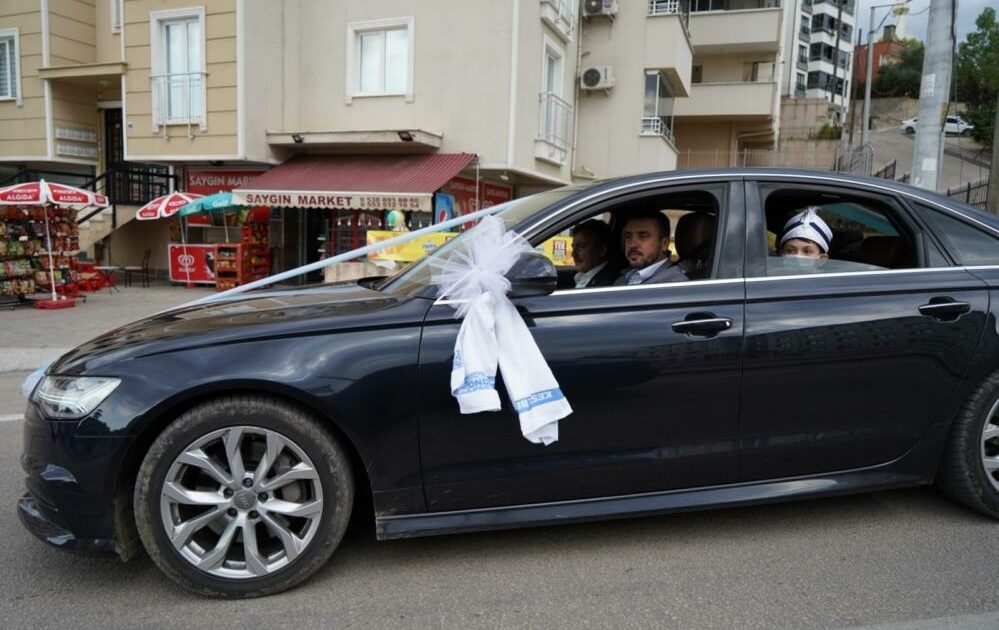 Bursa’da belediye başkanı makam aracını süsletti, sünnet çocuklarını gezdirdi