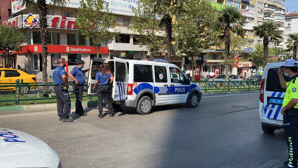 Bursa’nın göbeğinde hırsızlık! Çalışanlara bıçak çekti, polisi yaraladı… Bursa’nın göbeğinde hırsızlık! Çalışanlara bıçak çekti, polisi yaraladı…