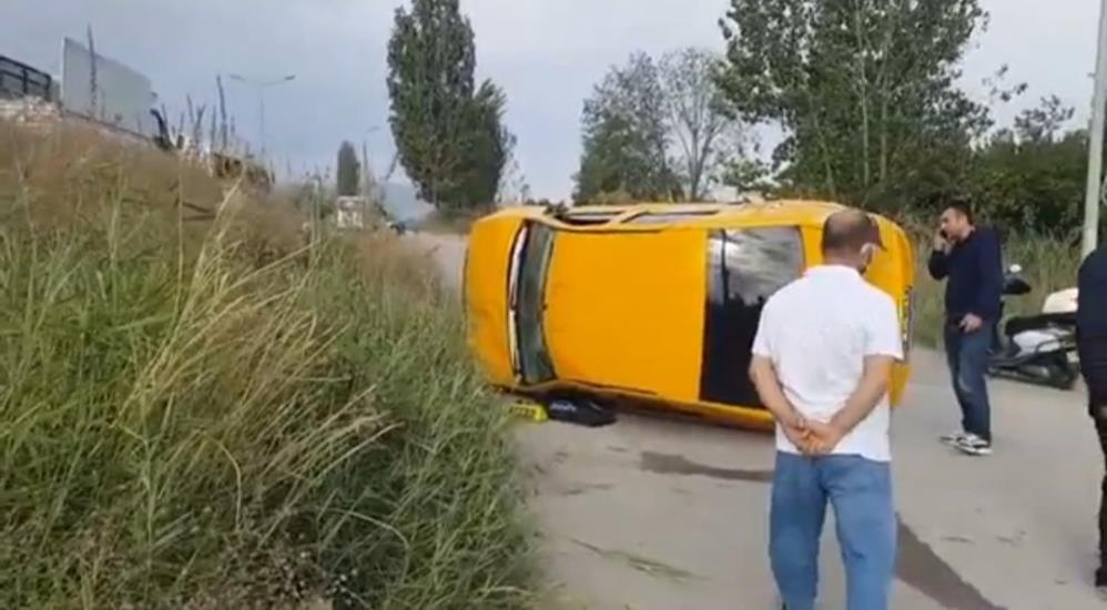 Bursa’da kamyonun sıkıştırdığı taksi takla attı: 2 yaralı Bursa’da kamyonun sıkıştırdığı taksi takla attı: 2 yaralı