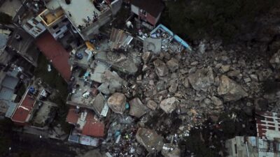 Yamaçtan kopan dev kayalar evlerin üzerine düştü: 1 ölü, 10 kayıp