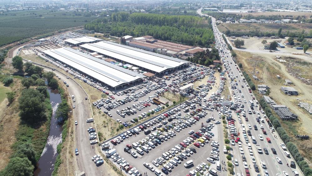 Bursa’da ‘kuş pazarı’ yoğunluğu… Park yeri bulunamadı!