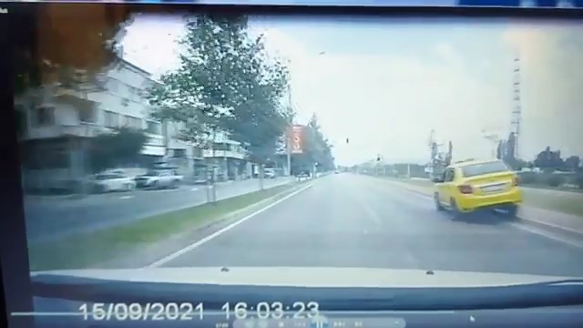 Bursa’da dalgın taksici kaldırıma çıktı! Bursa’da dalgın taksici kaldırıma çıktı!