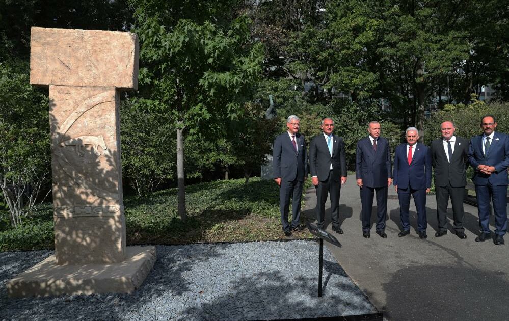 Cumhurbaşkanı Erdoğan, New York’ta BM binası içindeki Göbeklitepe Anıtı’nı gezdi
