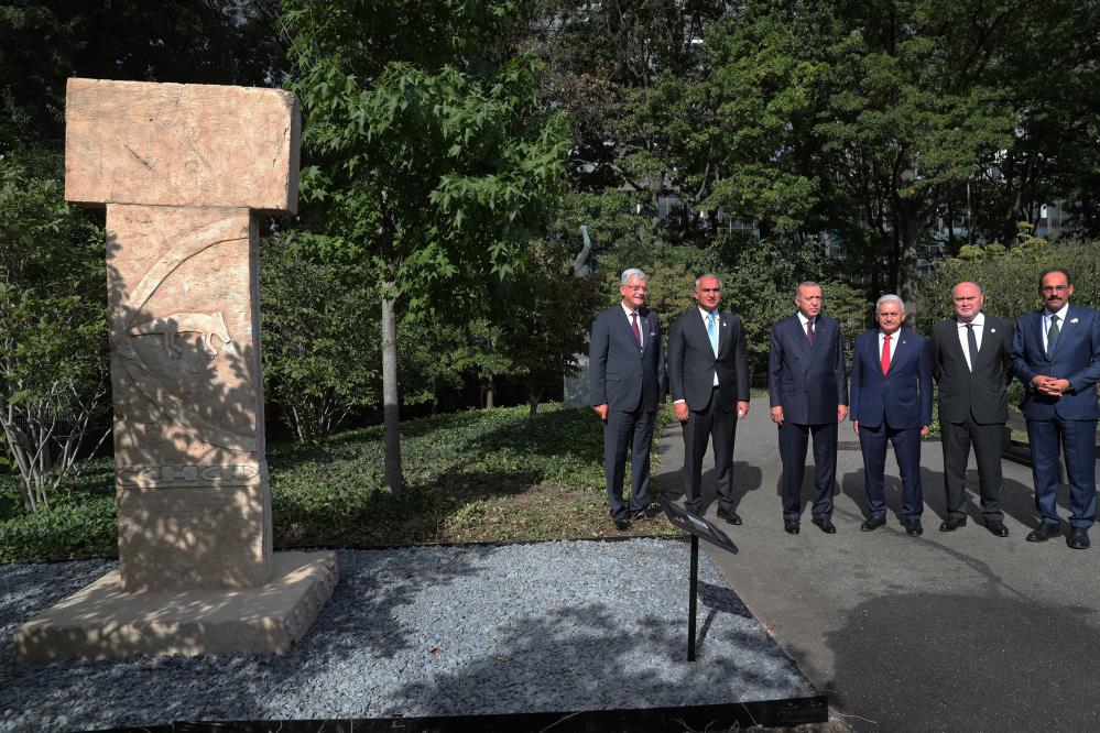 Cumhurbaşkanı Erdoğan, New York’ta BM binası içindeki Göbeklitepe Anıtı’nı gezdi