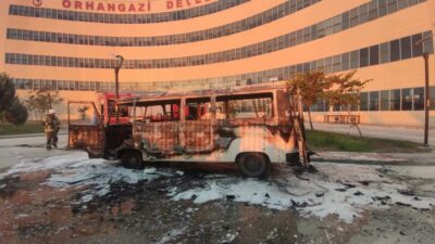 Bursa’da hastane bahçesinde ölümden döndüler! Minibüs alev alev yandı…