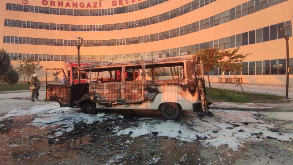 Bursa’da hastane bahçesinde ölümden döndüler! Minibüs alev alev yandı…