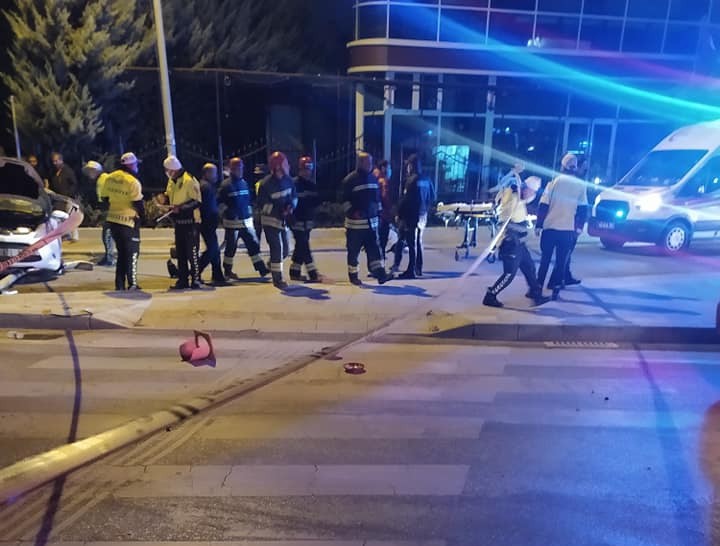 Feci kaza: İki otomobil çarpıştı; 2 ölü 3 yaralı Feci kaza: İki otomobil çarpıştı; 2 ölü 3 yaralı