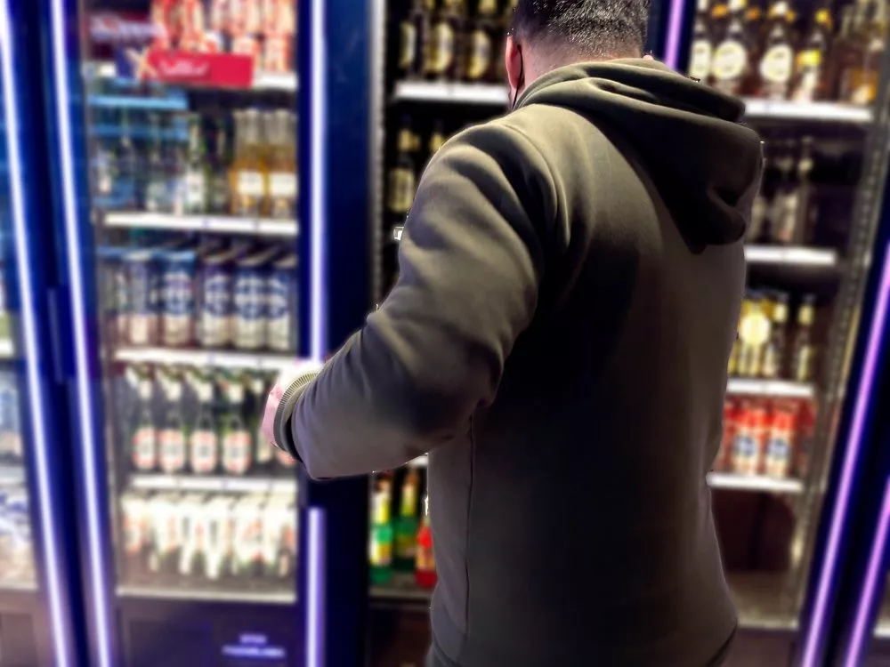 İzmir Valiliği, alkol ve sigara satan iş yerlerine kamera zorunluluğu getirdi