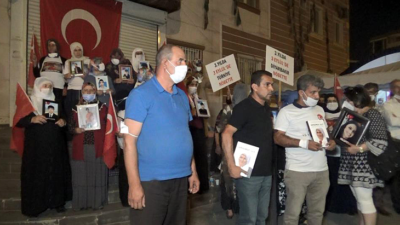 Evlat nöbetindeki aileler HDP binasına Türk bayrağı asıp evlatlarını istedi