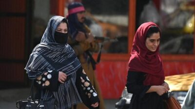 Taliban’dan kadınlara: Yanında erkek olmadan gezemezsin