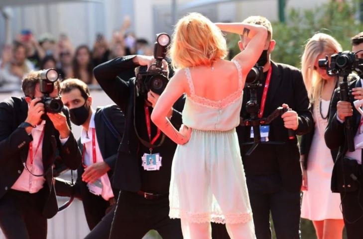 Kristen Stewart pijamayla kırmızı halıda