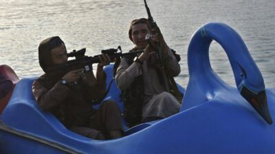 Taliban askerleri eğlence parkında: Korsan gemisi ve kuğu bota bindiler