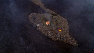 Kanarya Adaları’nın mucize evi: Etrafındaki her şey küle dönmesine rağmen hiçbir zarar görmedi