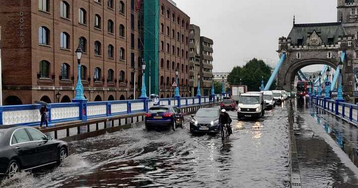 Londra’daki Tower Bridge Köprüsü sular altında kaldı