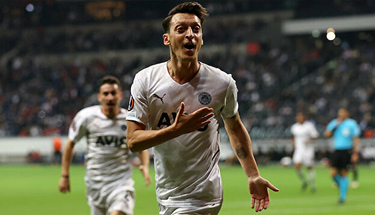 Mesut Özil’den Alman tribünlerine olay tepki