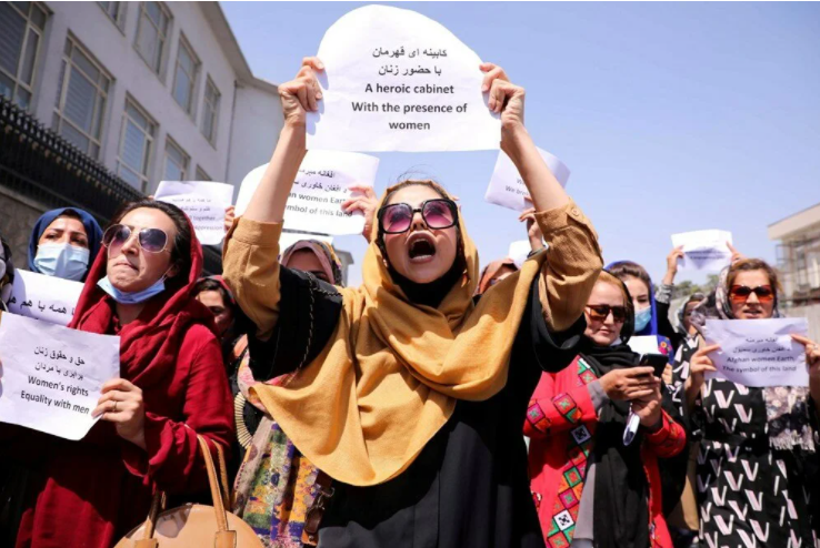 Kabil’de kadınlardan protesto: Taliban bizi evde tutamazsın!