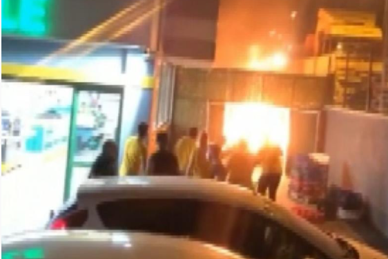 Bursa’da marketin karton deposu alevlere teslim oldu Bursa’da marketin karton deposu alevlere teslim oldu