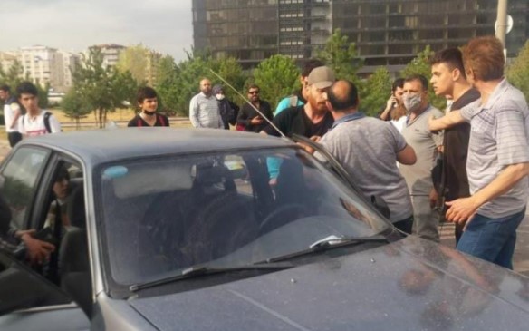 Bursa’da okul önünde arbede! Öğrenciyi zorla araca bindirmek istediler… Bursa’da okul önünde arbede! Öğrenciyi zorla araca bindirmek istediler…