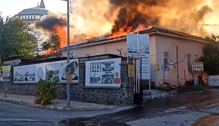 Diyarbakır’daki cami şantiyesinde çıkan yangın korkuttu
