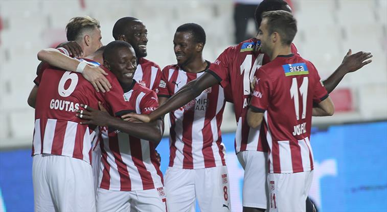 Sivasspor’un savunmacısı forvetleri solladı