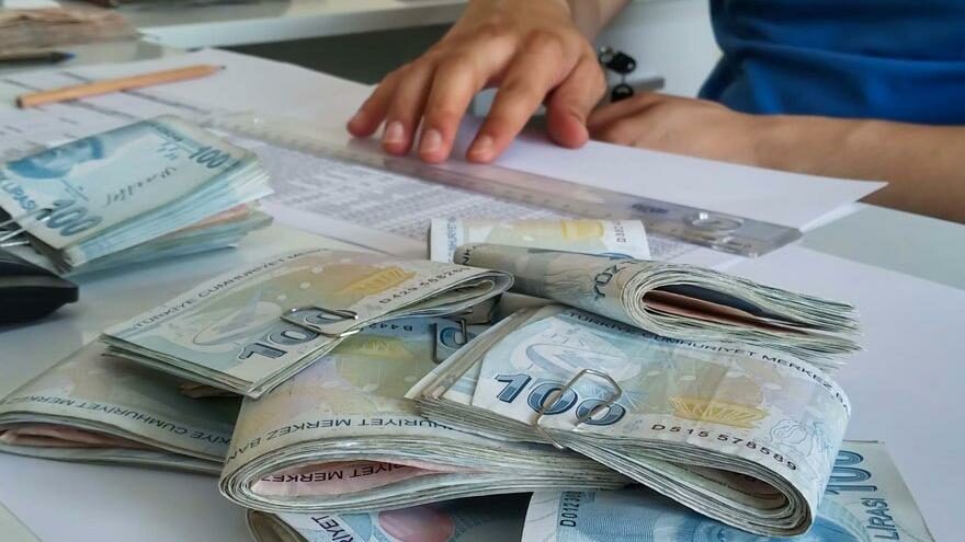 Üç puanlık faiz indirimi mevduatı vurdu