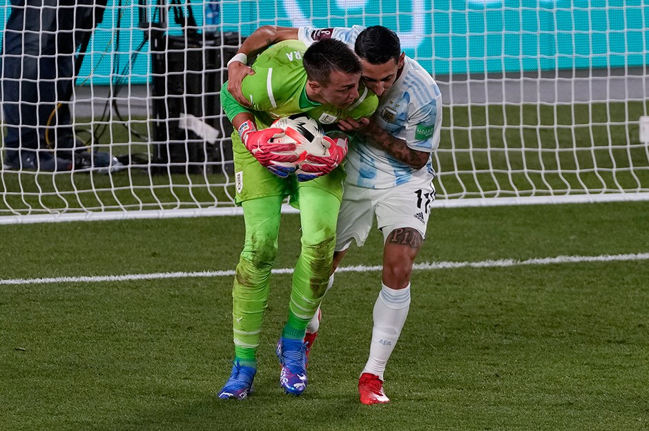 Messi, Muslera’yı üzdü