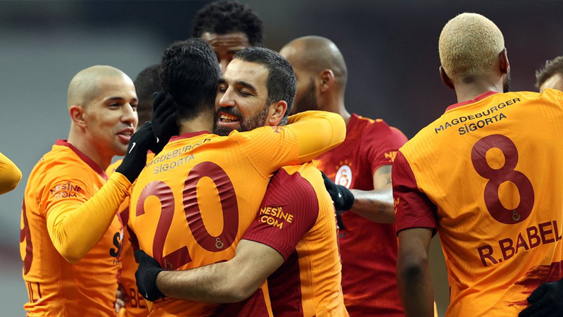 Galatasaray’da iki isim yolcu