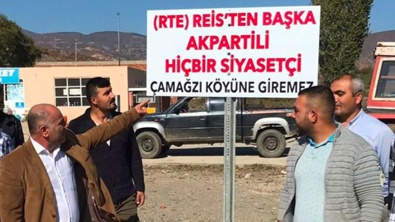 Köye ‘AKP’li giremez’ tabelası astılar! Köye ‘AKP’li giremez’ tabelası astılar!