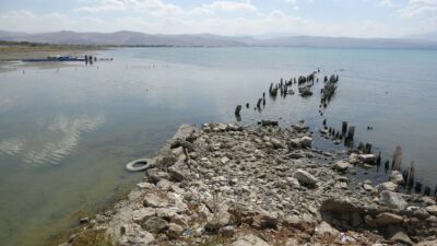 Van Gölü’nde sular çekildi: Yüz yıllık iskele ortaya çıktı