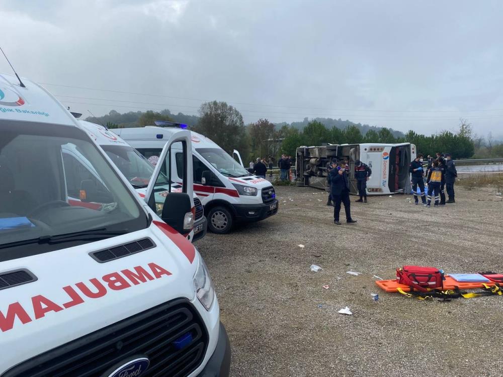 MHP kafilesini taşıyan otobüs devrildi: 2 ölü, 17 yaralı