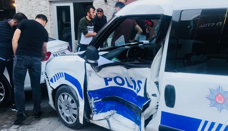 Bursa’da otomobil ile polis aracı çarpıştı: 2’si polis, 3 yaralı